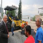Belediye Başkanımız Sayın Av. Haydar İKİZER, Büyükşehir Belediyemiz ile Belediyemizin iş birliğinde ilçemiz Menderes ve 15 Temmuz Mahallelerinde sürdürülen sıcak asfalt çalışmalarını yerinde inceledi.